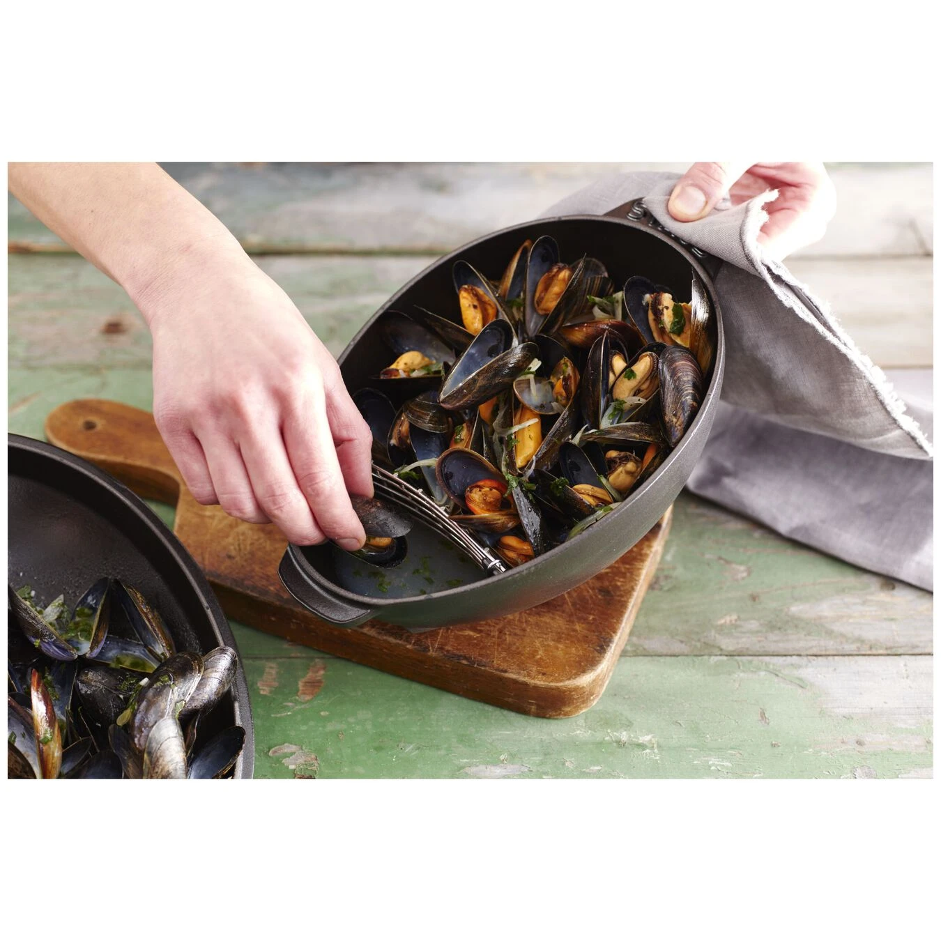 Staub 25 Cm Oval Cast Iron Mussel Pot Black 5 Staub 25 Cm Oval Cast Iron Mussel Pot Black - Image 3