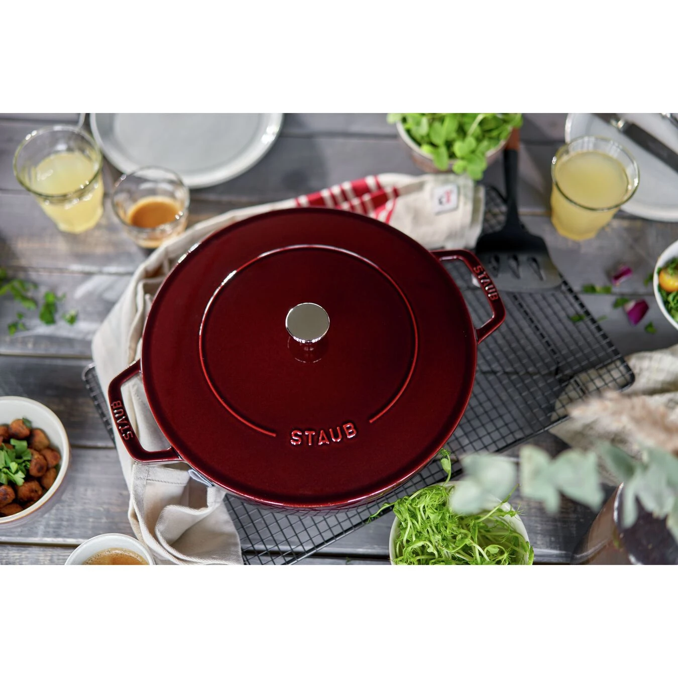 Staub 28 Cm Round Cast Iron Saute Pan Chistera Grenadine-red 7 Staub 28 Cm Round Cast Iron Saute Pan Chistera Grenadine-red - Image 5