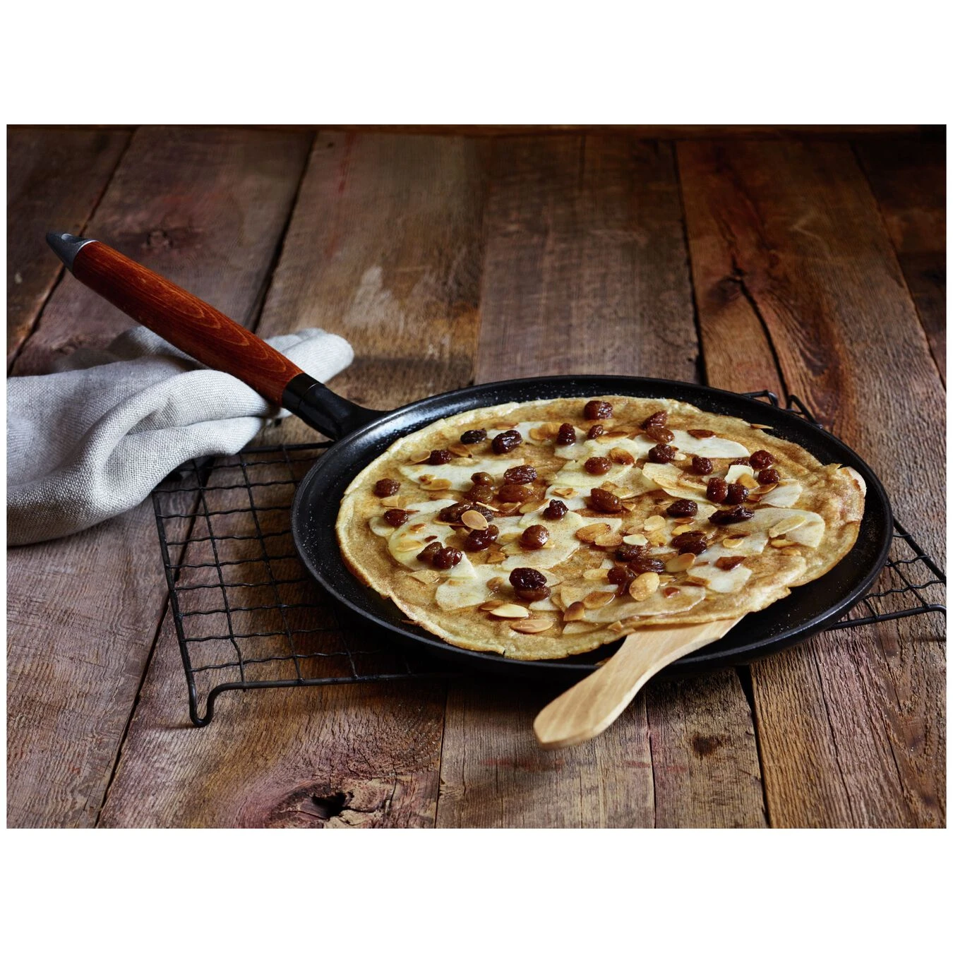 Staub 28 Cm Cast Iron Pancake Pan With Wooden Handle 8 Staub 28 Cm Cast Iron Pancake Pan With Wooden Handle - Image 6